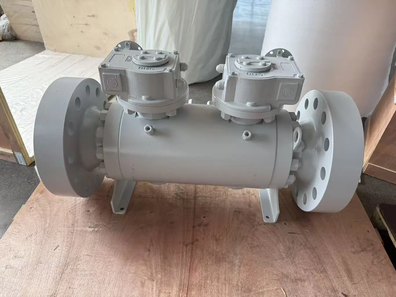 Double block and bleed valve with dual operating handles